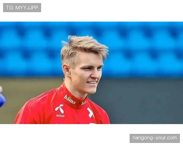 居莱尔与厄德高早期天才阶段的战术定位差异与成长路径比较